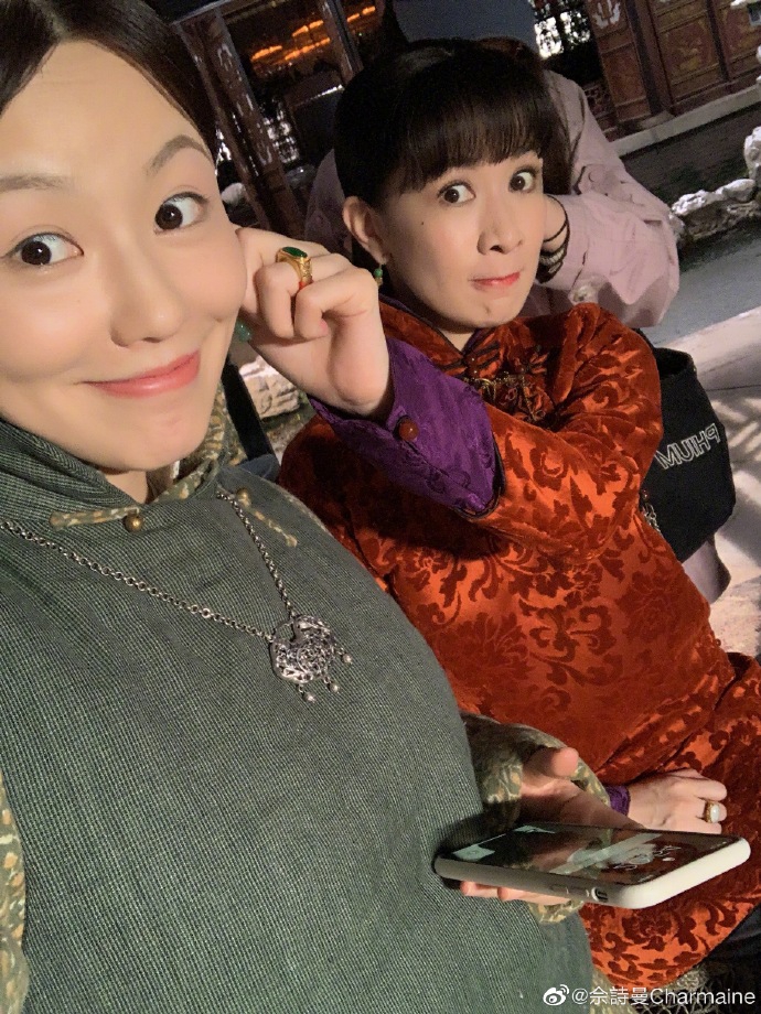 佘诗曼分享片场合照氛围融洽 穿旗袍留齐刘海显古典风韵