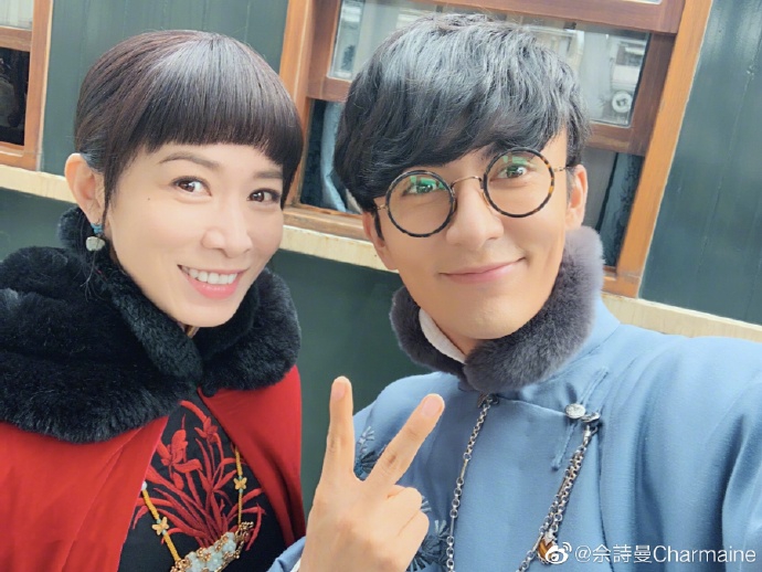 佘诗曼分享片场合照氛围融洽 穿旗袍留齐刘海显古典风韵