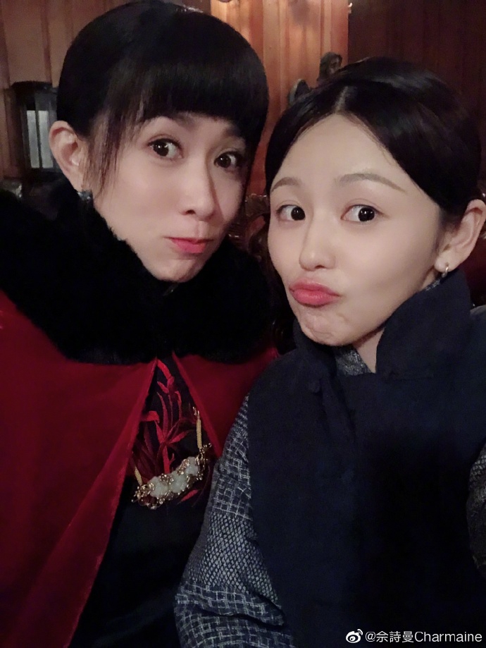 佘诗曼分享片场合照氛围融洽 穿旗袍留齐刘海显古典风韵