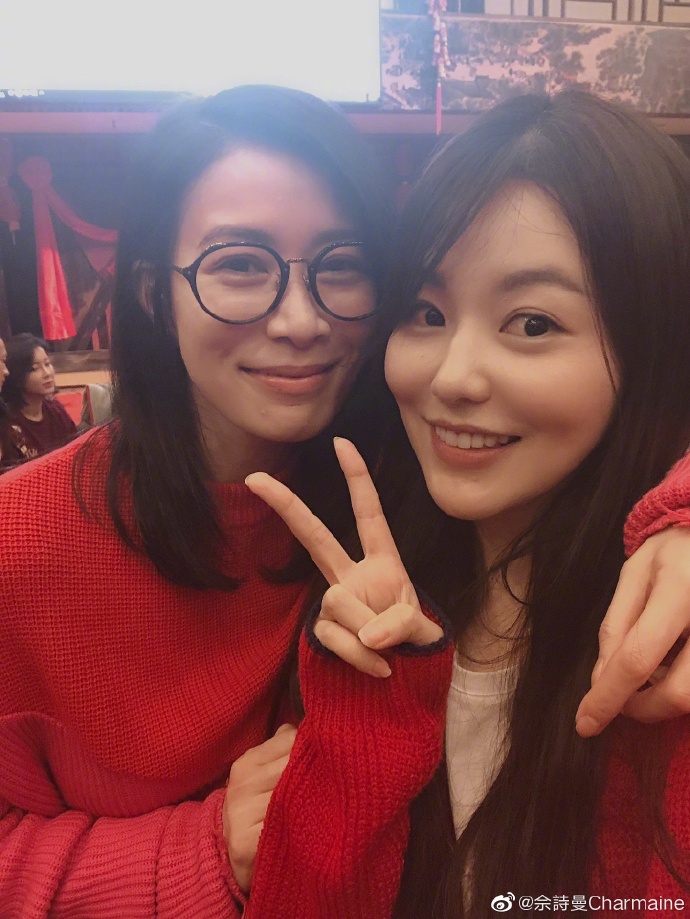 佘诗曼分享片场合照氛围融洽 穿旗袍留齐刘海显古典风韵