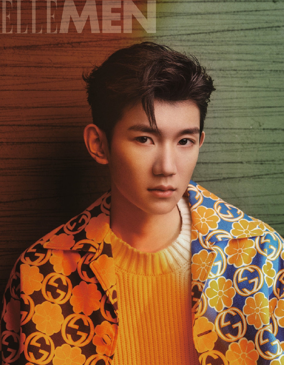 王源逗号刘海封面造型别致 五官俊朗青春气息满满