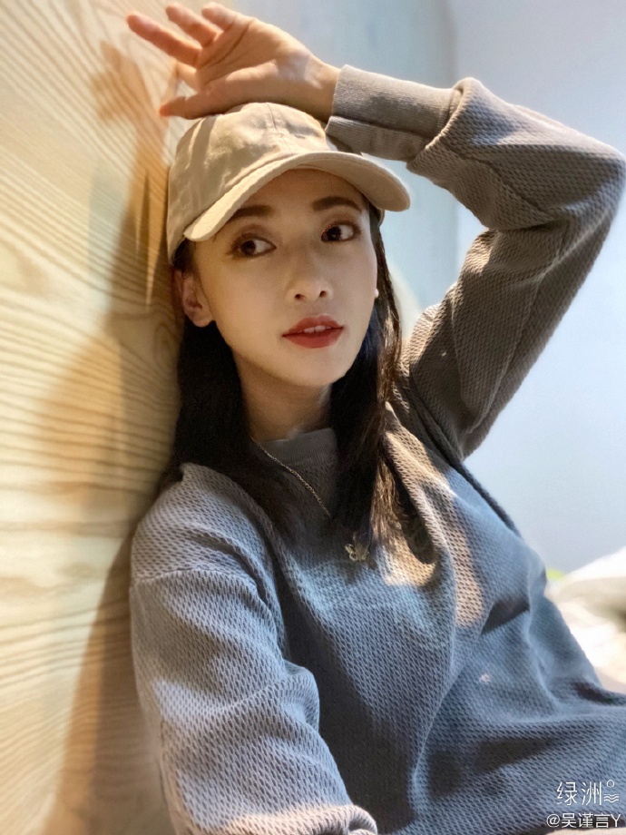 吴谨言分享近照状态好 戴棒球帽搭红唇妆容展超A魅力