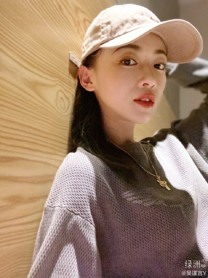 吴谨言分享近照状态好 戴棒球帽搭红唇妆容展超A魅力