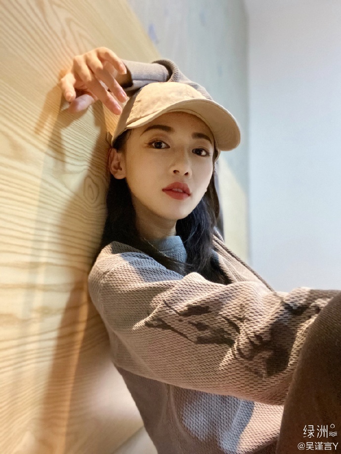吴谨言分享近照状态好 戴棒球帽搭红唇妆容展超A魅力