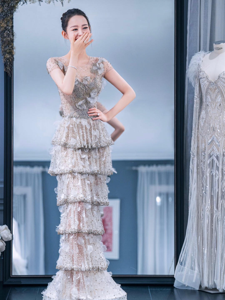 吉娜穿蛋糕裙大秀蚂蚁腰 身材纤瘦捂嘴甜笑娇俏可爱