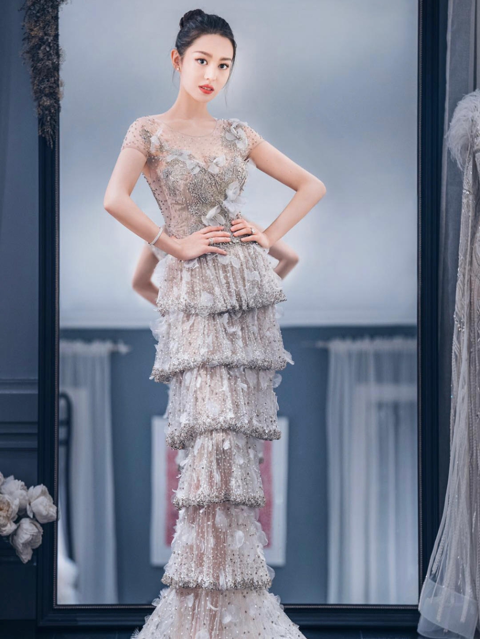 吉娜穿蛋糕裙大秀蚂蚁腰 身材纤瘦捂嘴甜笑娇俏可爱