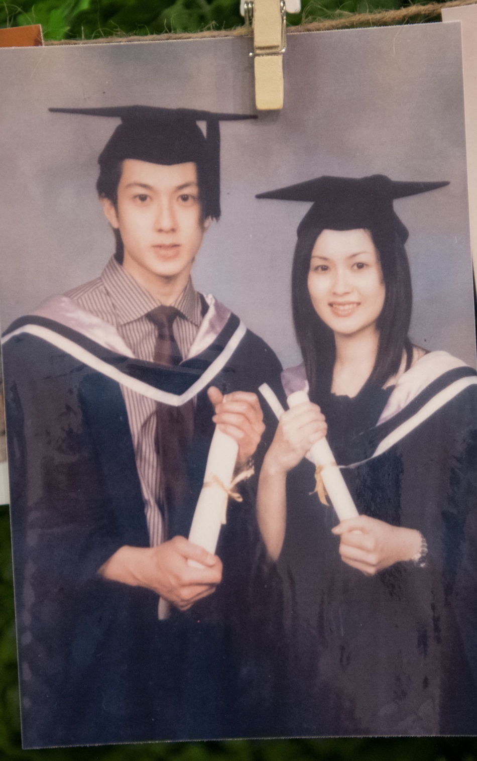 吴尊林丽吟毕业合照青涩稚嫩 二人重穿学士服还原当年场景
