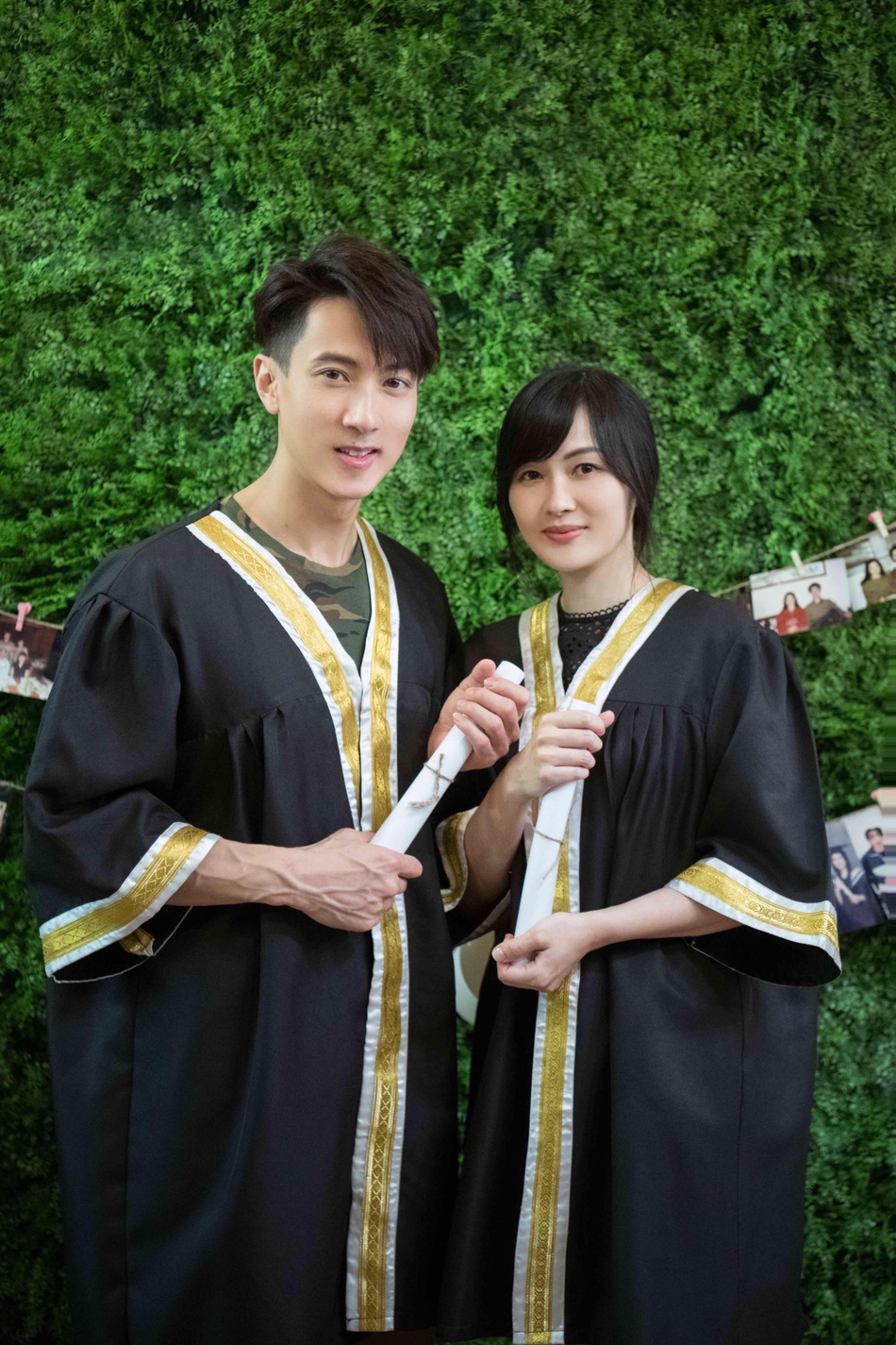 吴尊林丽吟毕业合照青涩稚嫩 二人重穿学士服还原当年场景