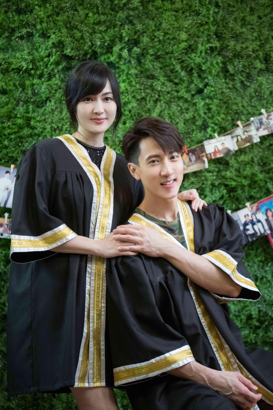 吴尊林丽吟毕业合照青涩稚嫩 二人重穿学士服还原当年场景