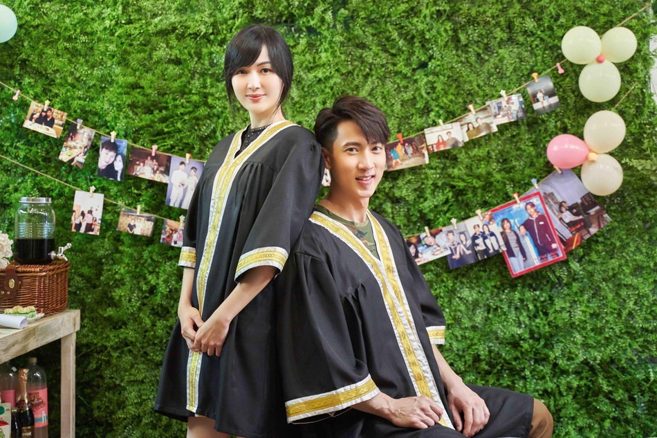 吴尊林丽吟毕业合照青涩稚嫩 二人重穿学士服还原当年场景