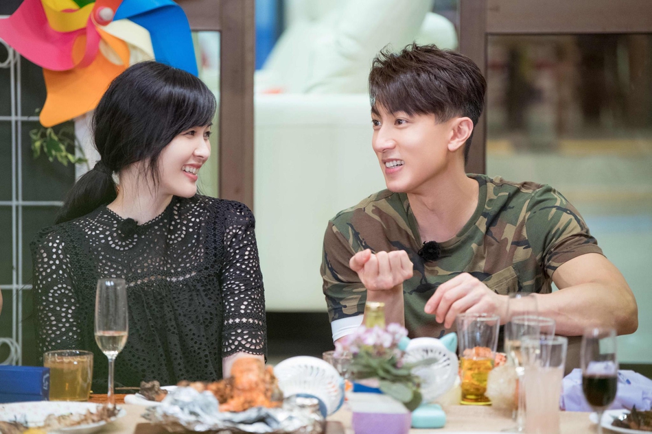 吴尊林丽吟毕业合照青涩稚嫩 二人重穿学士服还原当年场景