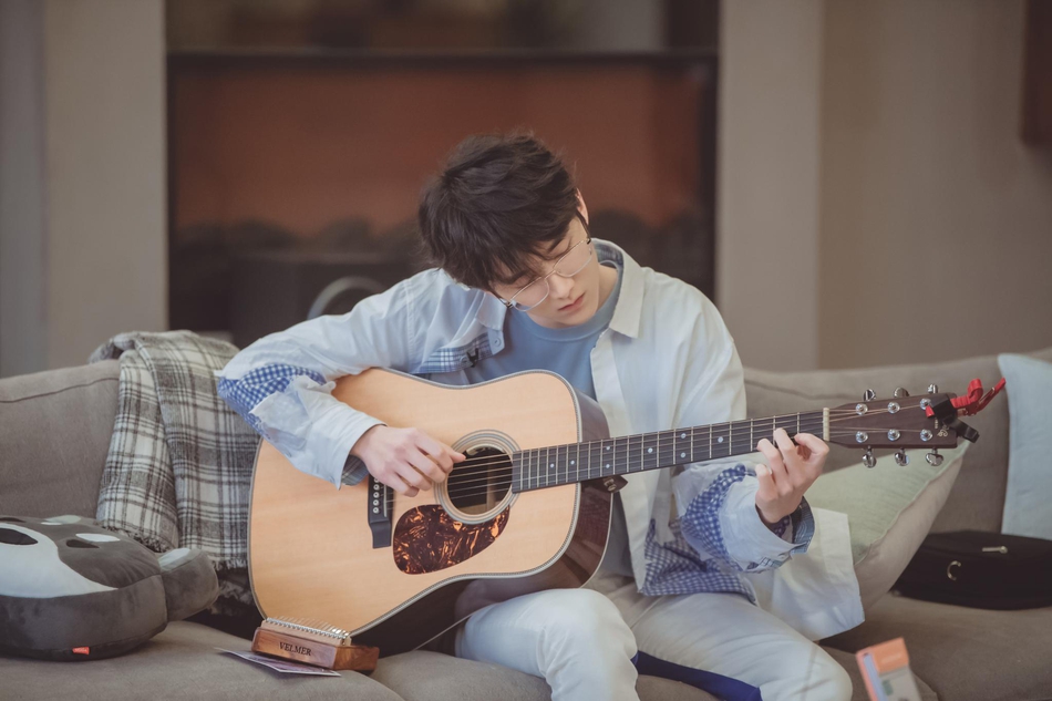 张新成穿蓝色衬衫清爽帅气 怀抱吉他少年感满满