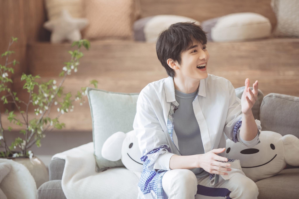 张新成穿蓝色衬衫清爽帅气 怀抱吉他少年感满满