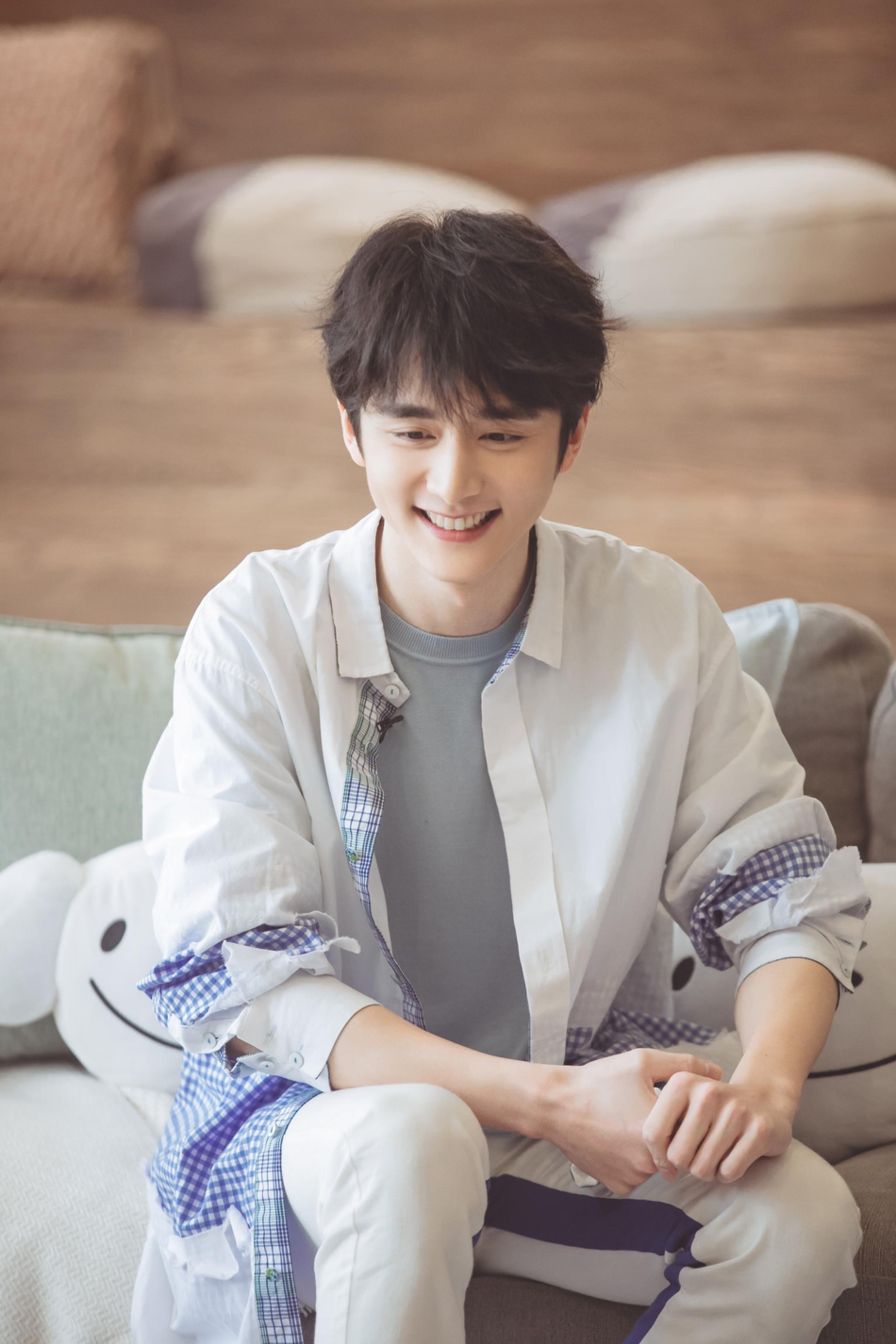 张新成穿蓝色衬衫清爽帅气 怀抱吉他少年感满满