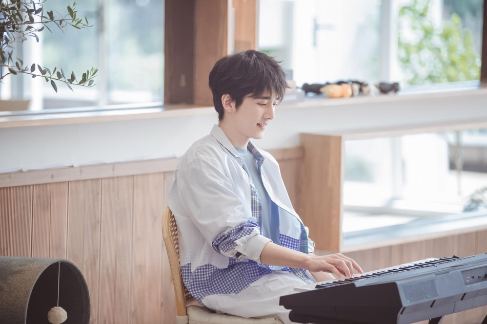 张新成穿蓝色衬衫清爽帅气 怀抱吉他少年感满满