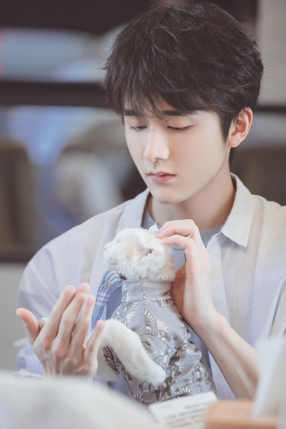 张新成穿蓝色衬衫清爽帅气 怀抱吉他少年感满满