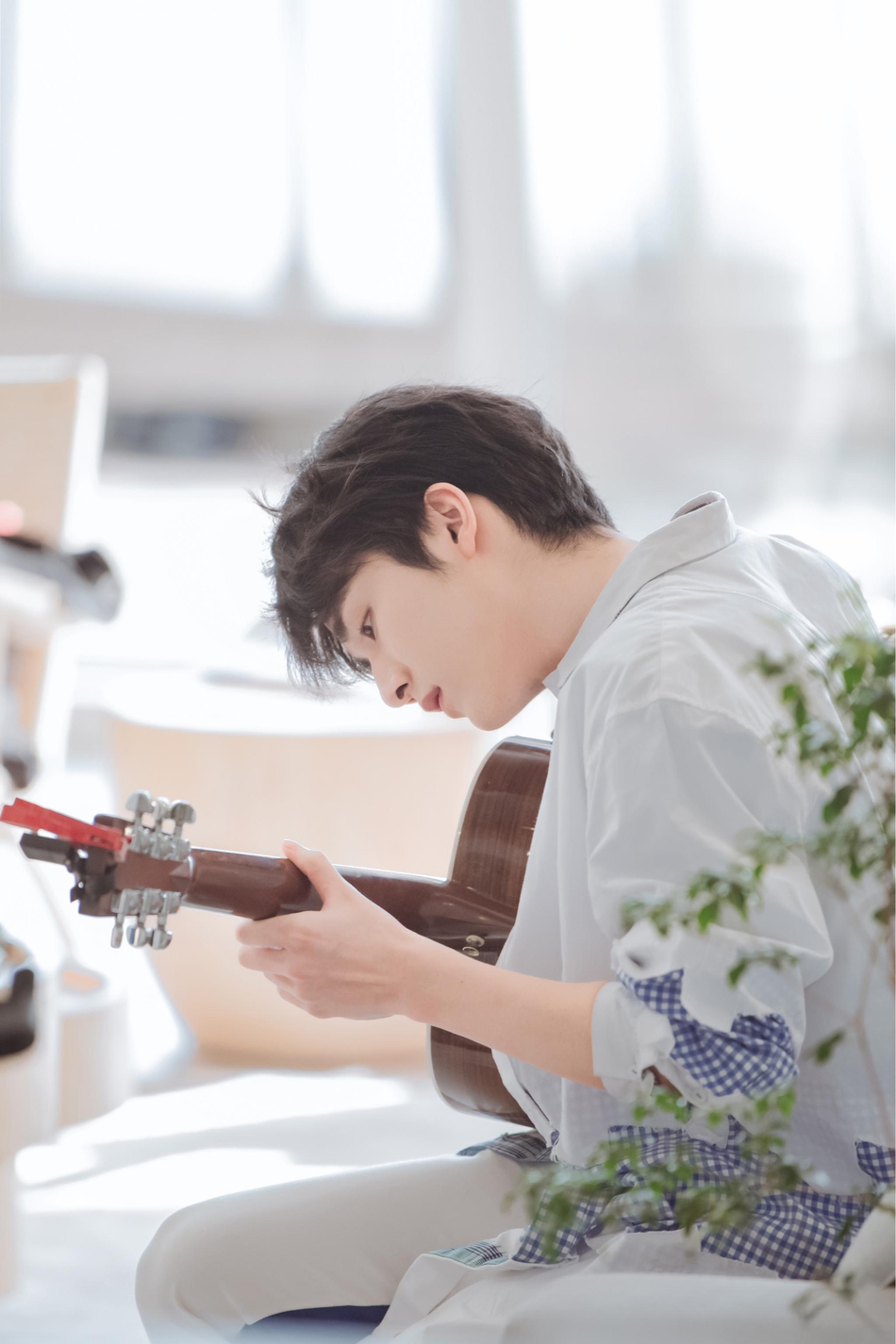 张新成穿蓝色衬衫清爽帅气 怀抱吉他少年感满满