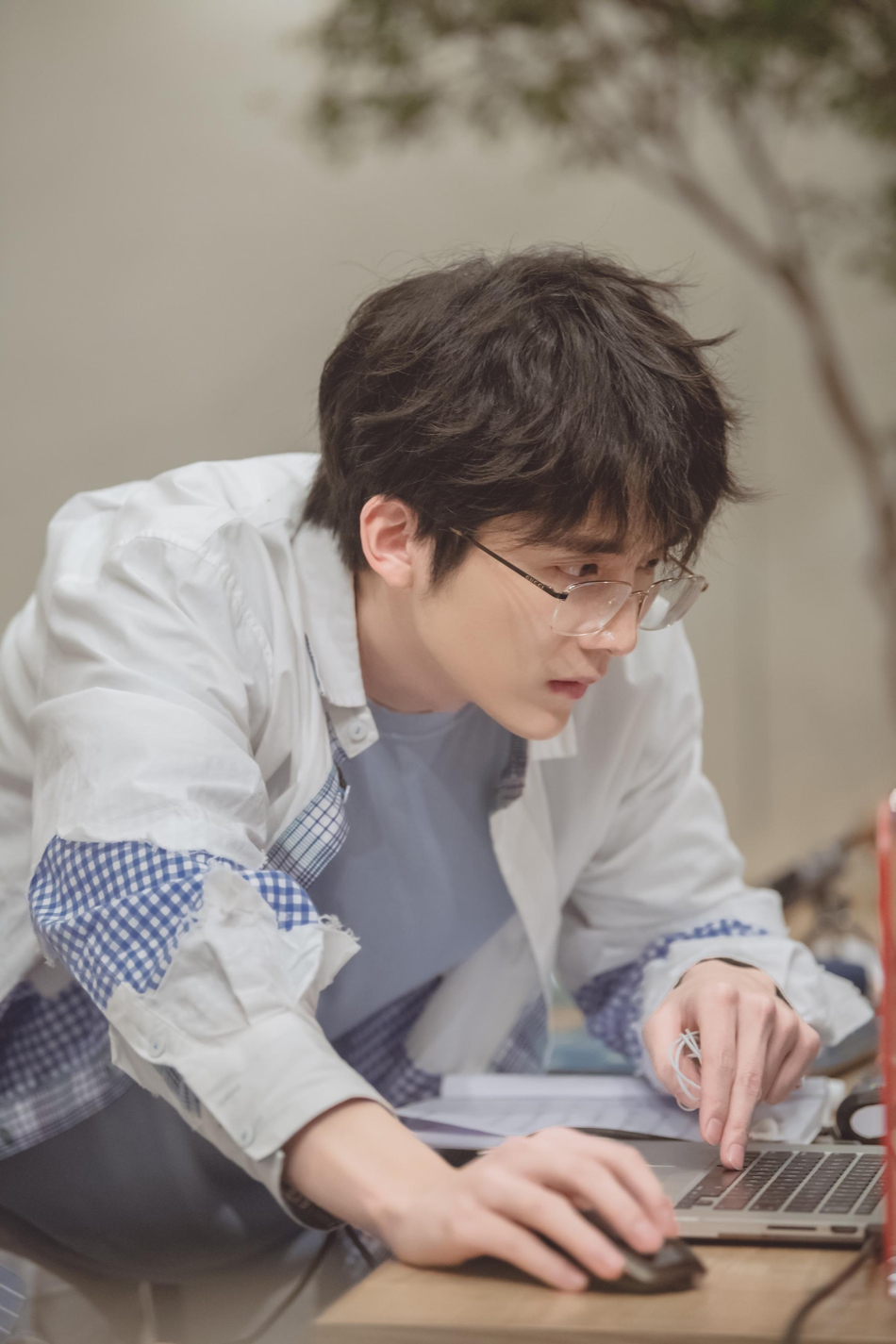 张新成穿蓝色衬衫清爽帅气 怀抱吉他少年感满满