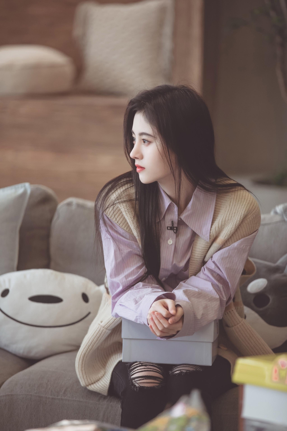 鞠婧祎一袭长发温柔似水 淡紫色衬衫搭羊毛小坎肩时尚舒适