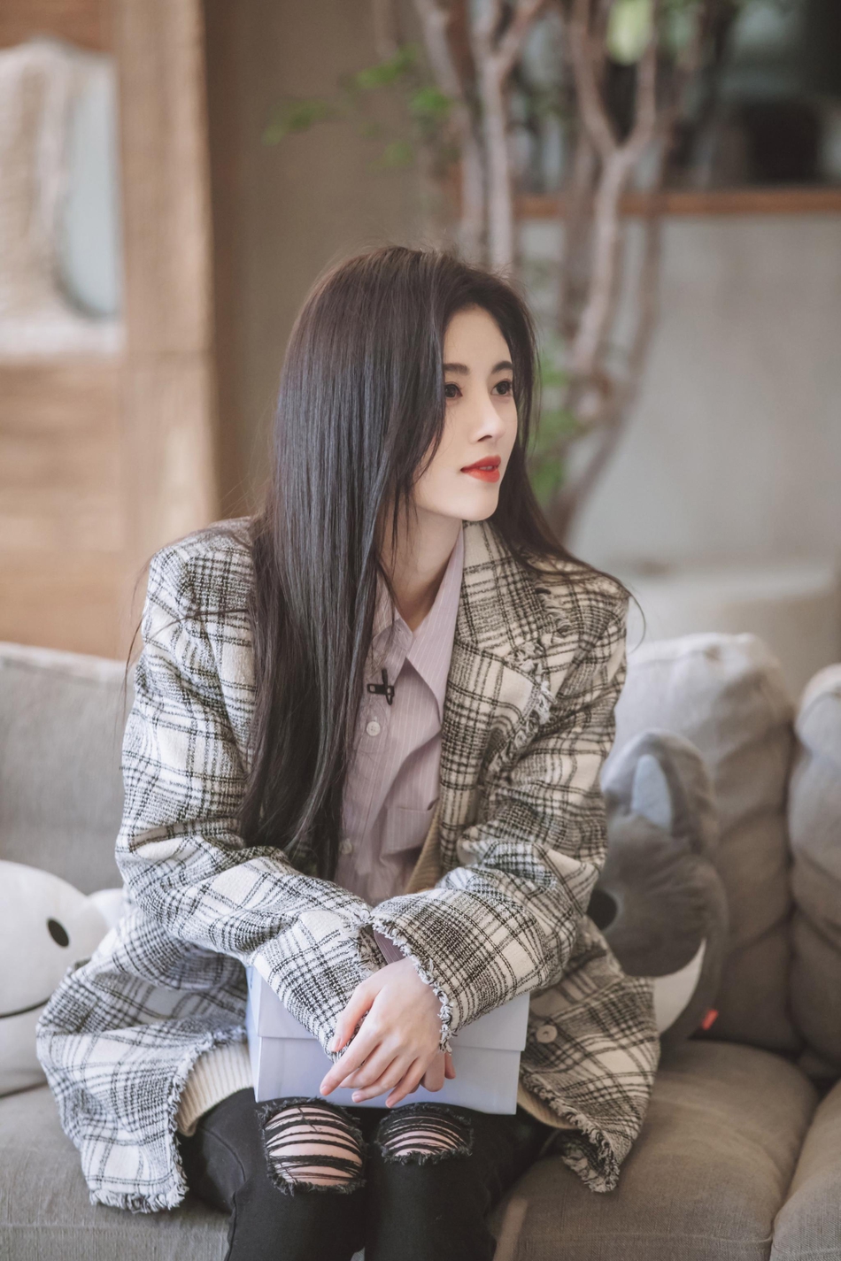 鞠婧祎一袭长发温柔似水 淡紫色衬衫搭羊毛小坎肩时尚舒适