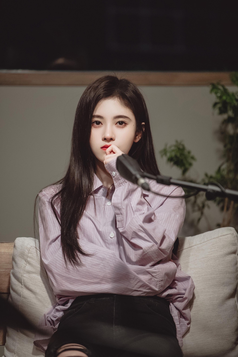 鞠婧祎一袭长发温柔似水 淡紫色衬衫搭羊毛小坎肩时尚舒适