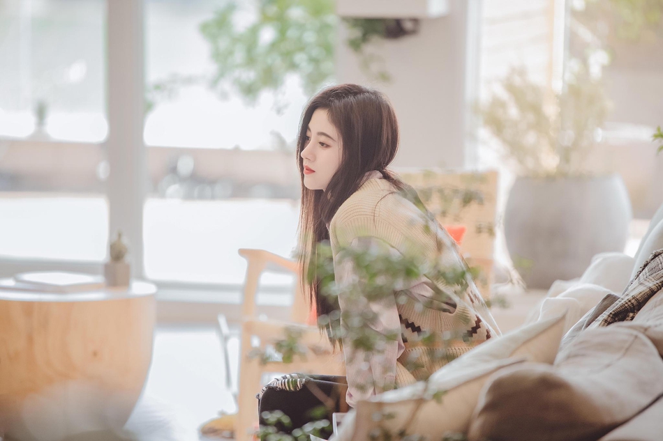 鞠婧祎一袭长发温柔似水 淡紫色衬衫搭羊毛小坎肩时尚舒适