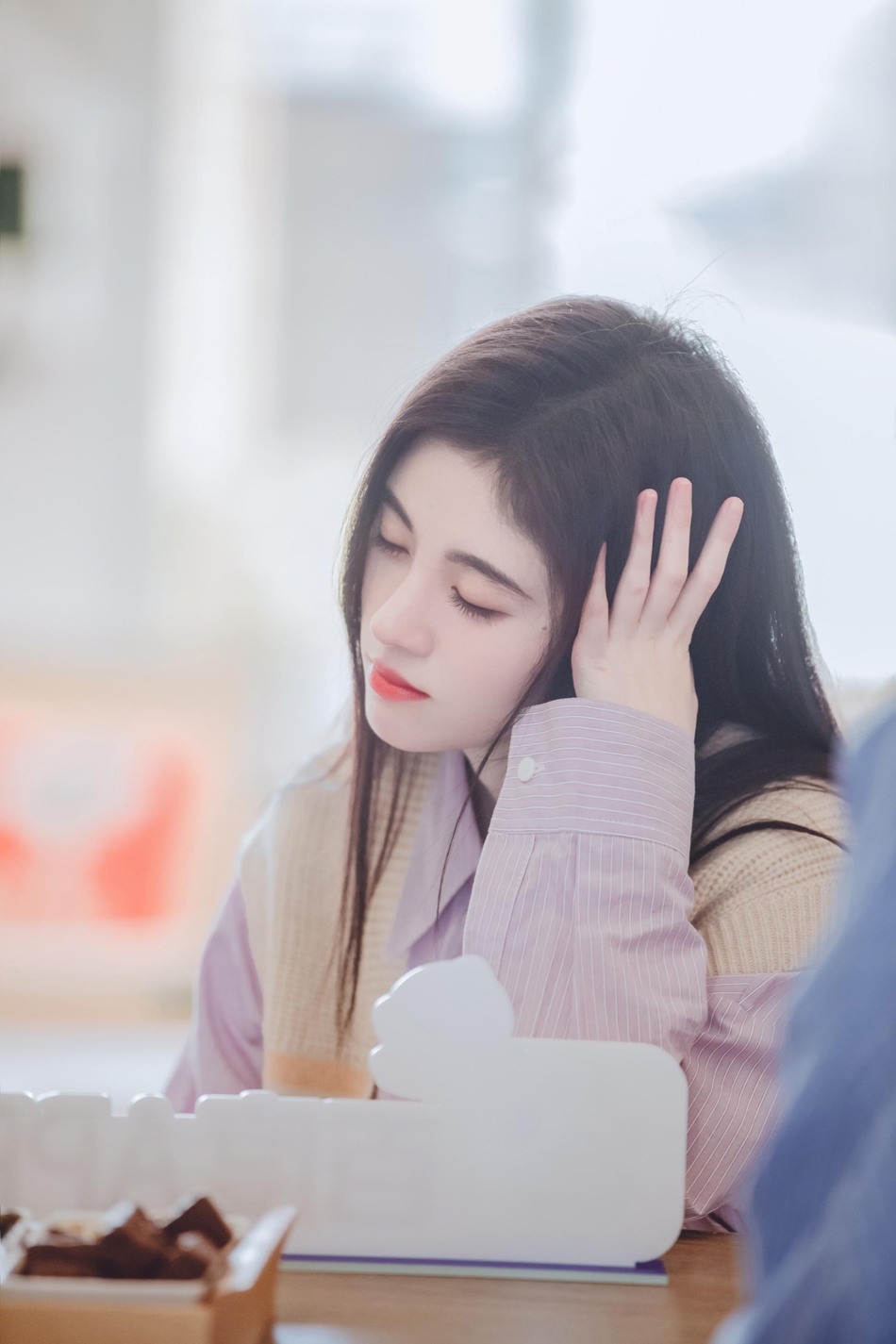 鞠婧祎一袭长发温柔似水 淡紫色衬衫搭羊毛小坎肩时尚舒适