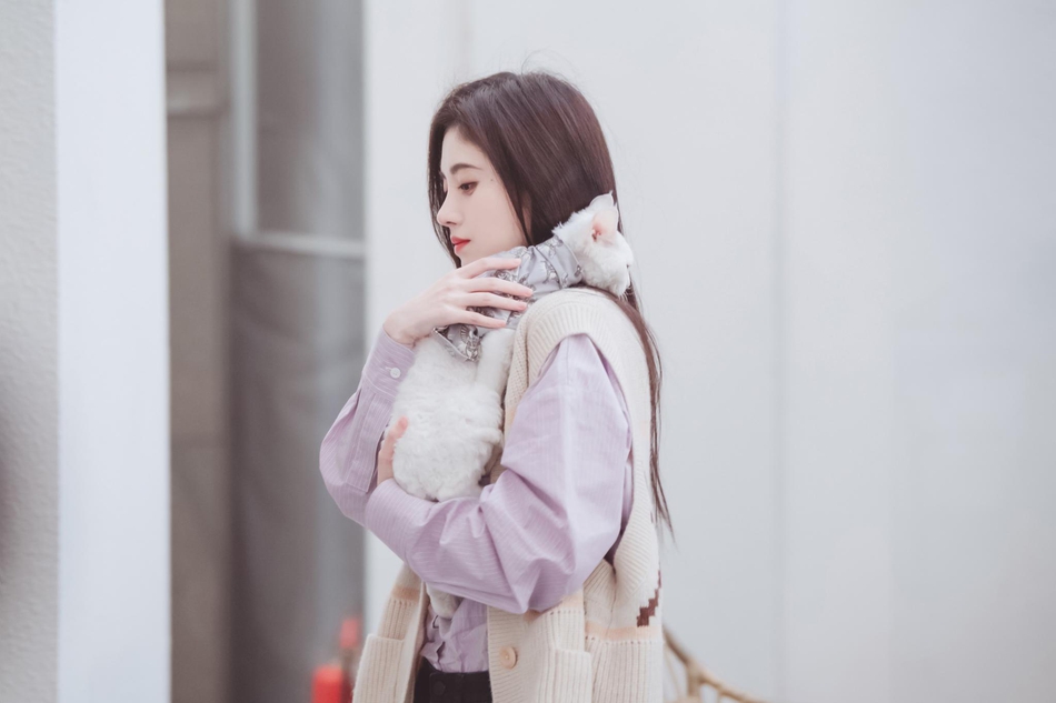 鞠婧祎一袭长发温柔似水 淡紫色衬衫搭羊毛小坎肩时尚舒适