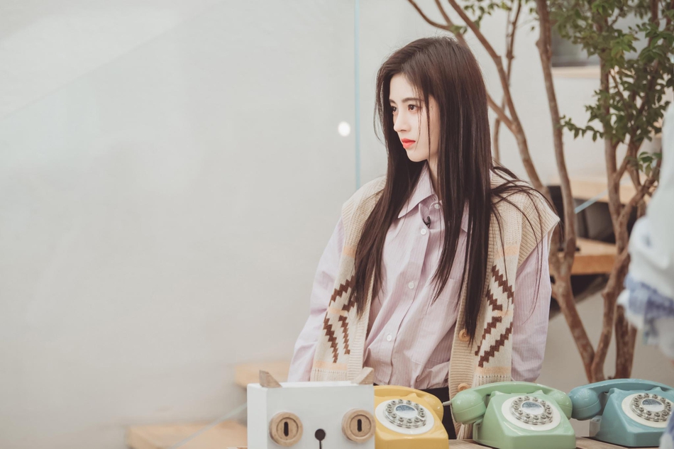 鞠婧祎一袭长发温柔似水 淡紫色衬衫搭羊毛小坎肩时尚舒适