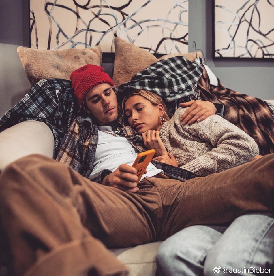 海莉挑战9秒手势舞 比伯全程贴面吻不停狂撒狗粮