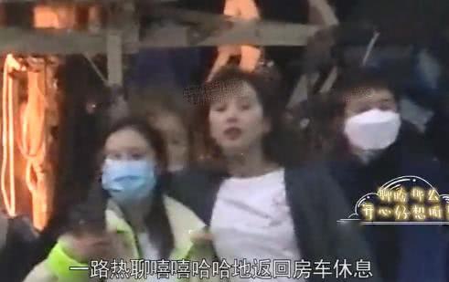 刘诗诗片场照曝光颜值仍似少女 搂助理热聊不断笑容甜美