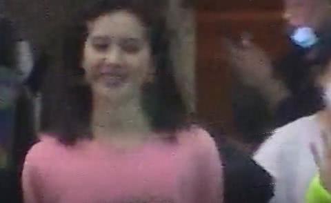 刘诗诗片场照曝光颜值仍似少女 搂助理热聊不断笑容甜美