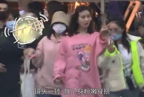 刘诗诗片场照曝光颜值仍似少女 搂助理热聊不断笑容甜美