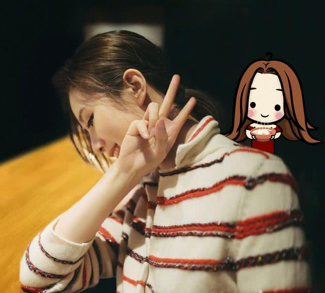 刘诗诗片场照曝光颜值仍似少女 搂助理热聊不断笑容甜美