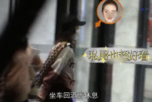 刘诗诗片场照曝光颜值仍似少女 搂助理热聊不断笑容甜美