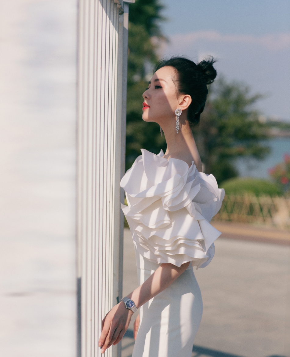 刘诗诗片场照曝光颜值仍似少女 搂助理热聊不断笑容甜美