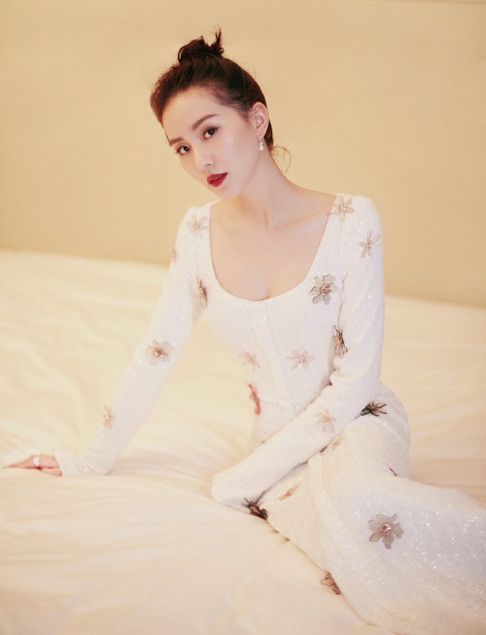 刘诗诗片场照曝光颜值仍似少女 搂助理热聊不断笑容甜美