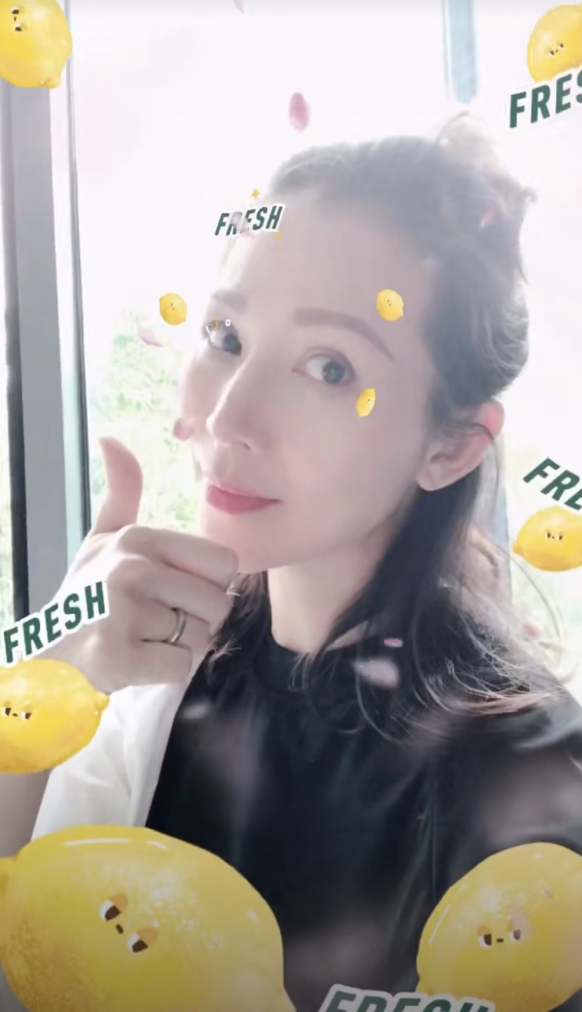 蔡少芬半扎丸子头晒自拍 俏皮灵动少女感十足