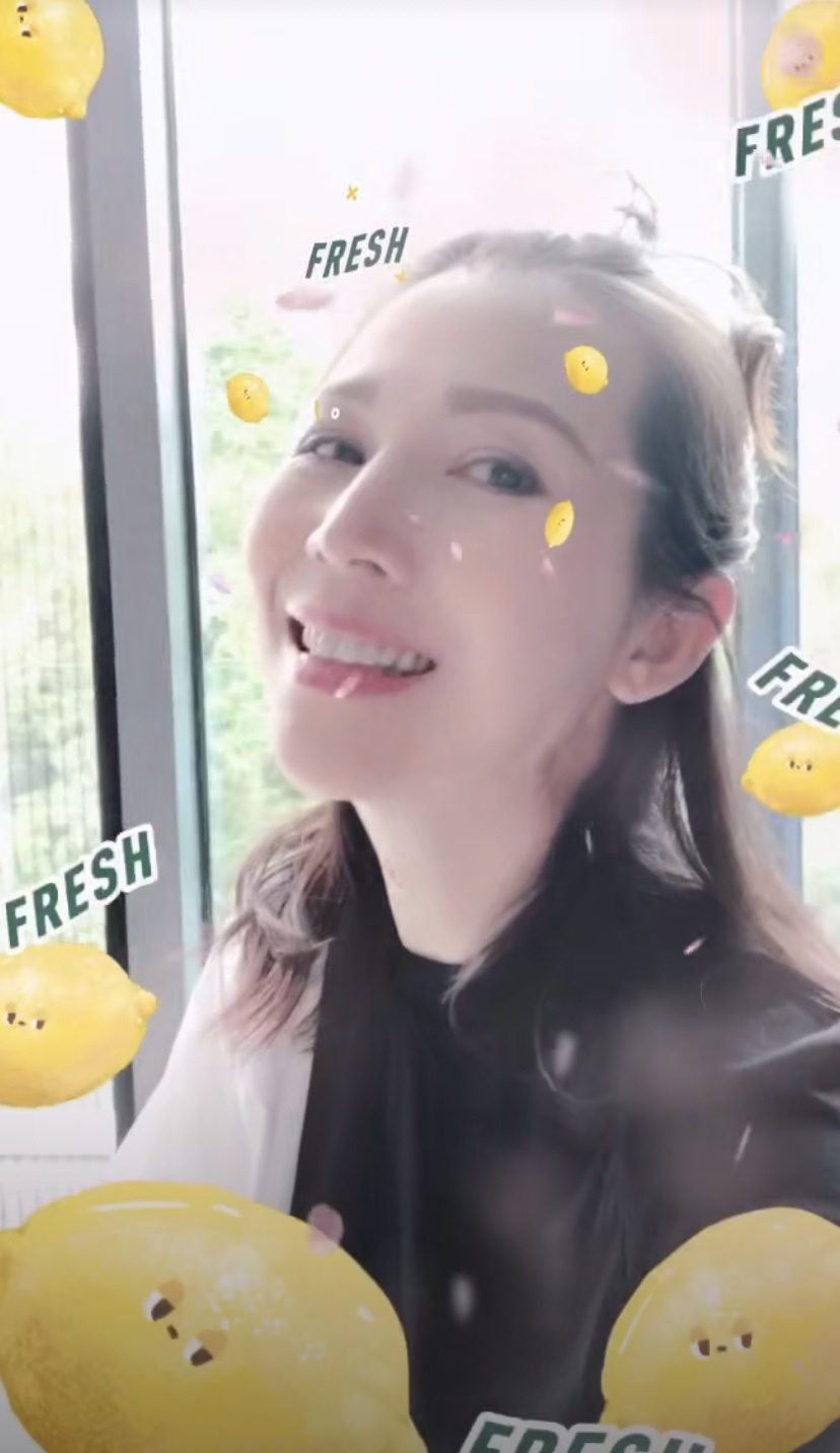 蔡少芬半扎丸子头晒自拍 俏皮灵动少女感十足