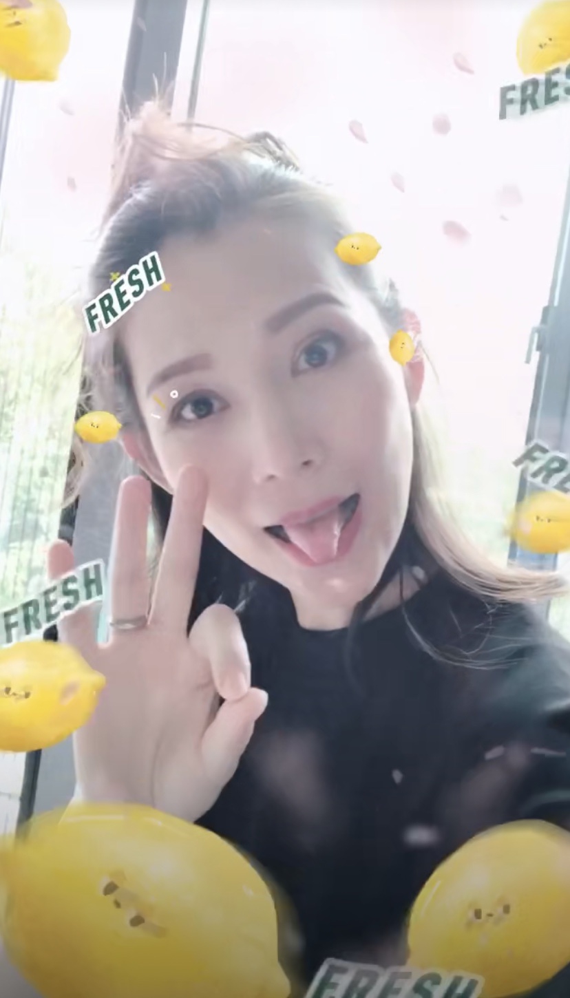 蔡少芬半扎丸子头晒自拍 俏皮灵动少女感十足