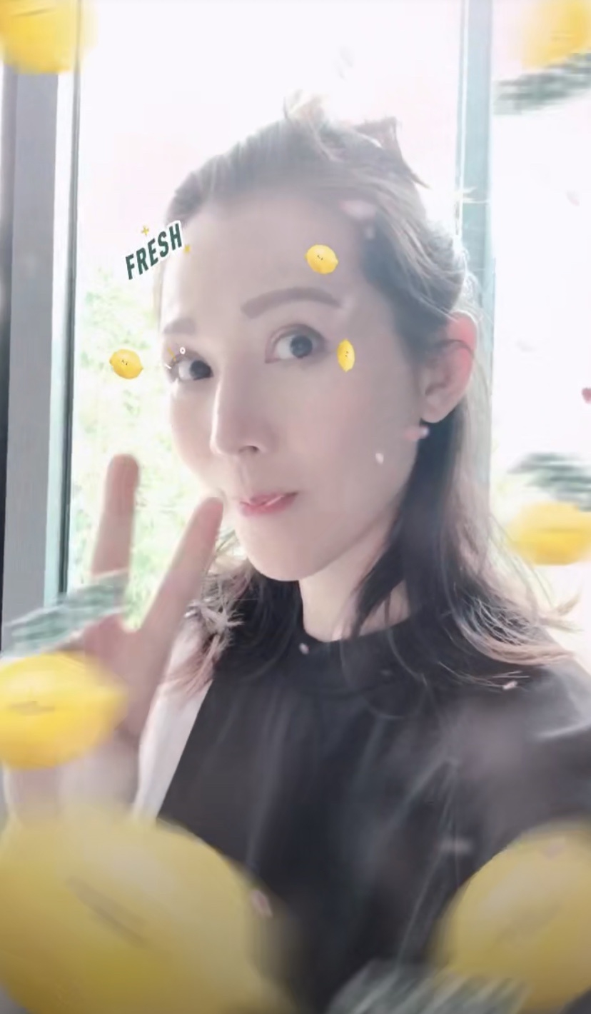 蔡少芬半扎丸子头晒自拍 俏皮灵动少女感十足