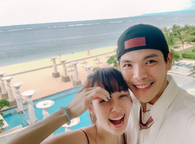 网曝向佐夫妇甜蜜旅行照 郭碧婷肚子凸起疑似怀孕