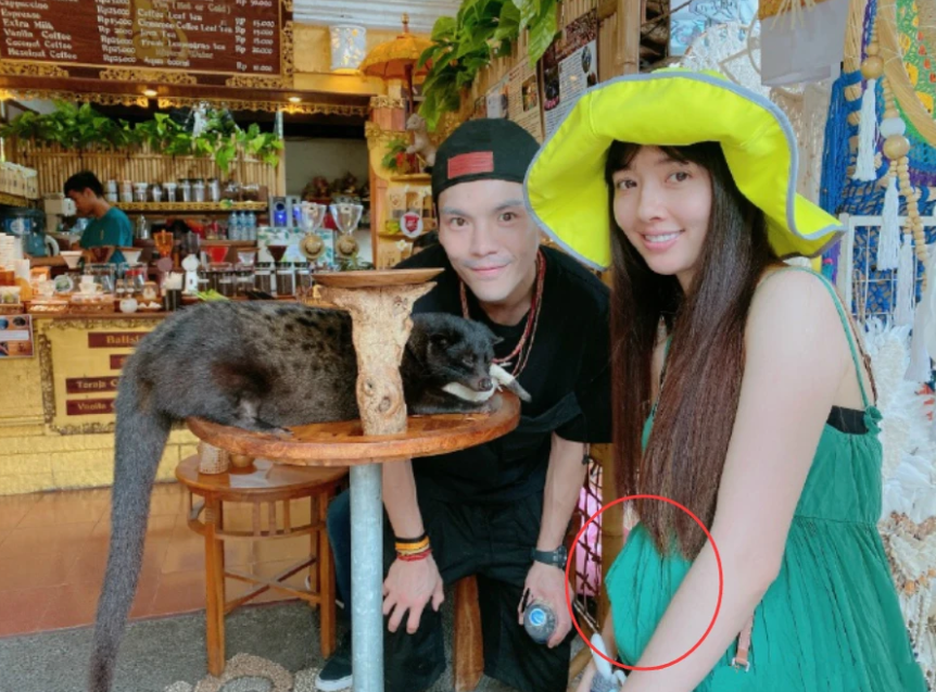 网曝向佐夫妇甜蜜旅行照 郭碧婷肚子凸起疑似怀孕