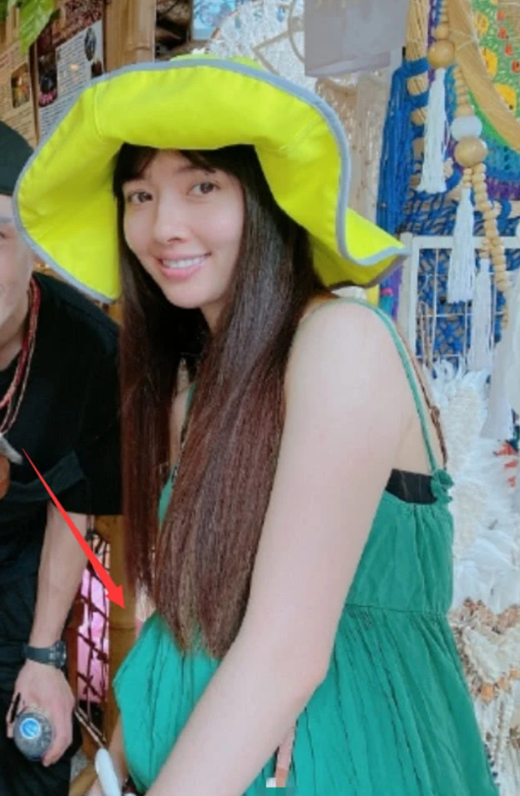 网曝向佐夫妇甜蜜旅行照 郭碧婷肚子凸起疑似怀孕