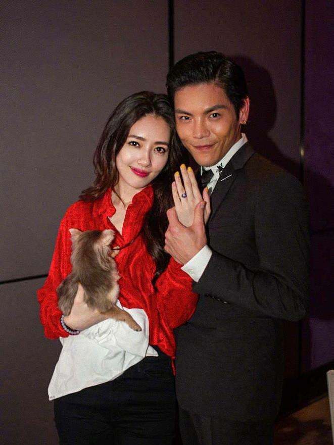 网曝向佐夫妇甜蜜旅行照 郭碧婷肚子凸起疑似怀孕