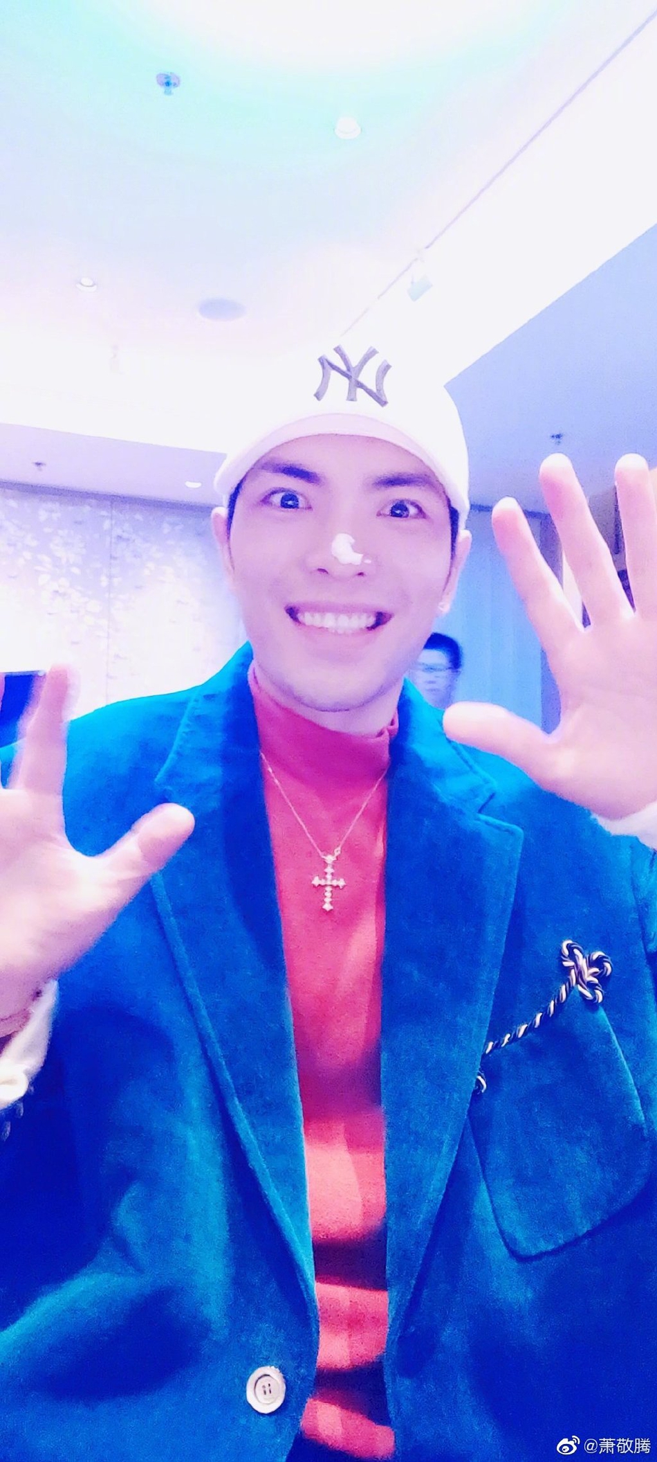 萧敬腾捧蛋糕为自己庆生 鼻尖沾奶油心情大好