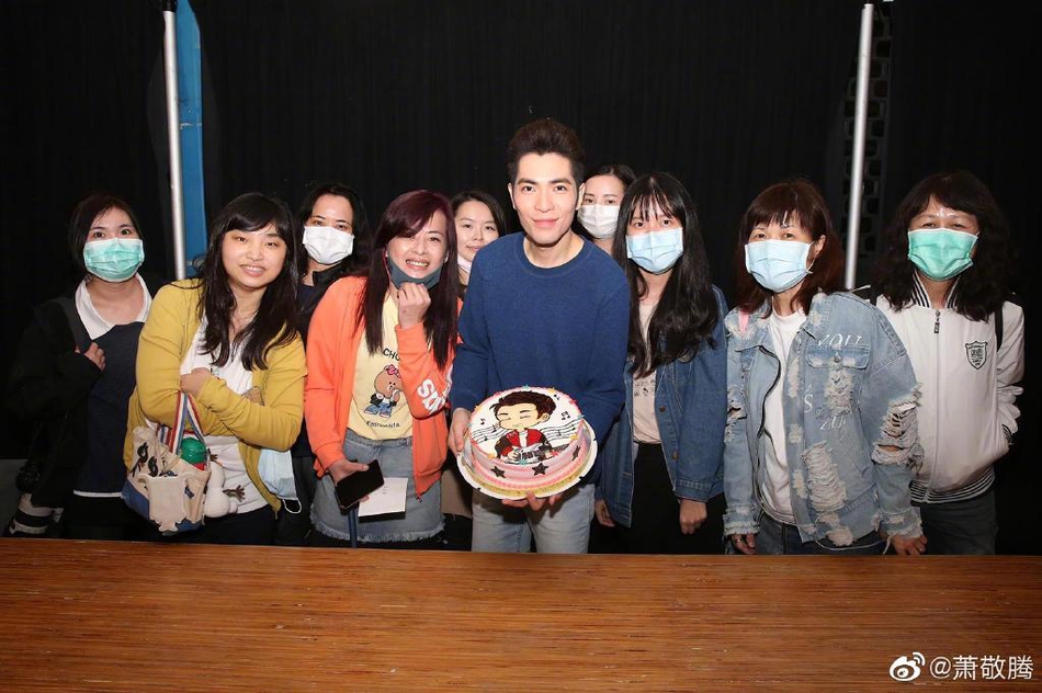 萧敬腾捧蛋糕为自己庆生 鼻尖沾奶油心情大好