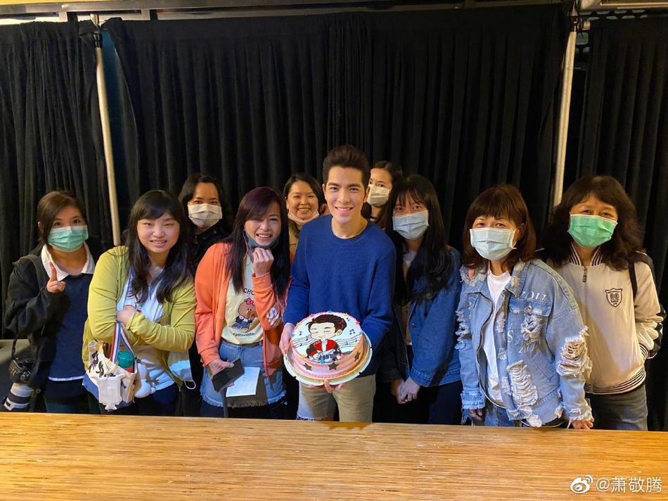 萧敬腾捧蛋糕为自己庆生 鼻尖沾奶油心情大好