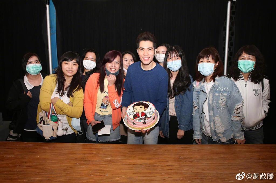 萧敬腾捧蛋糕为自己庆生 鼻尖沾奶油心情大好