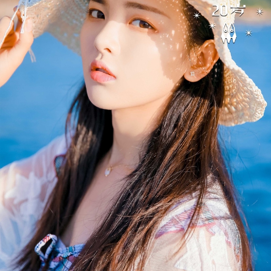 杨超越晒海边写真 格纹裙编织帽度假风满满